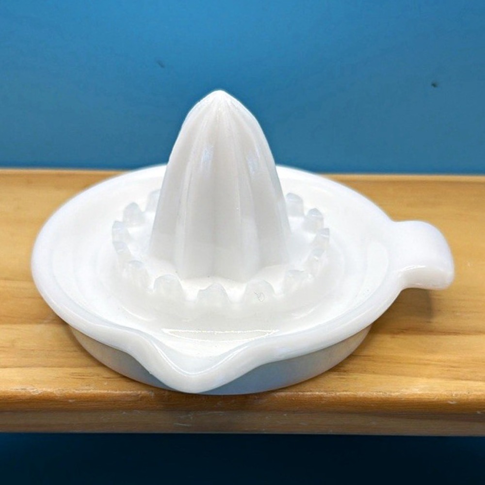 Vintage White milk glass Manual Citrus Juicer Reamer w/ Spout, Traditional Style